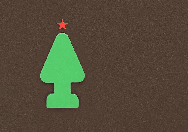 茶色の背景に木製のクリスマスツリー。エココンセプト。