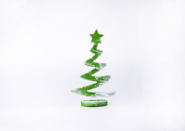 白の木製のクリスマスツリーの装飾。クリスマスのインスピレーション。