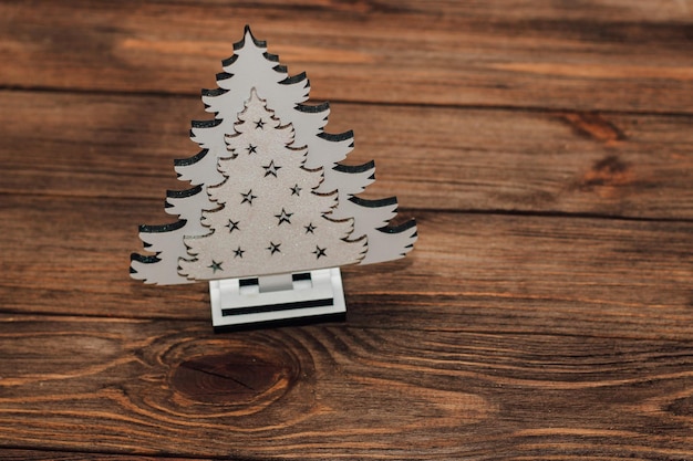 Decorazione dell'albero di natale in legno su uno sfondo di tavolo in legno