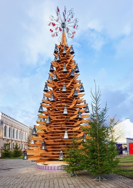 Деревянная новогодняя елка в Риге, Латвия. В Старом городе Риги.