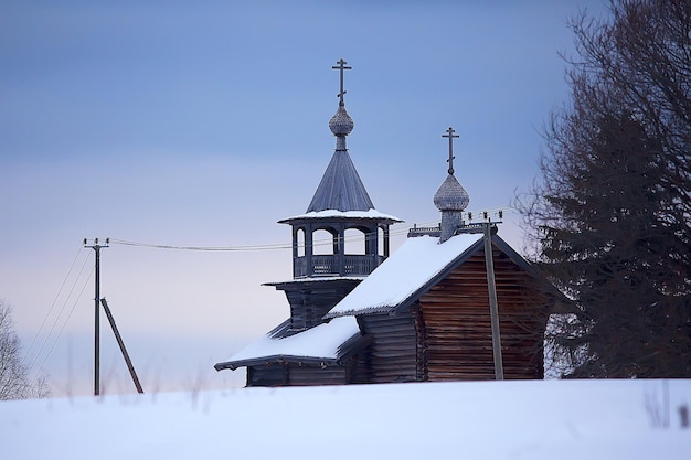 деревянная церковь в лесу зима / пейзаж христианская церковь в зимнем пейзаже, вид на деревянную архитектуру на севере