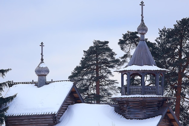 деревянная церковь в лесу зима / пейзаж христианская церковь в зимнем пейзаже, вид на деревянную архитектуру на севере