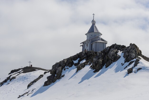 Фото Деревянная церковь в антарктиде на беллинсгаузене российская антарктическая исследовательская станция