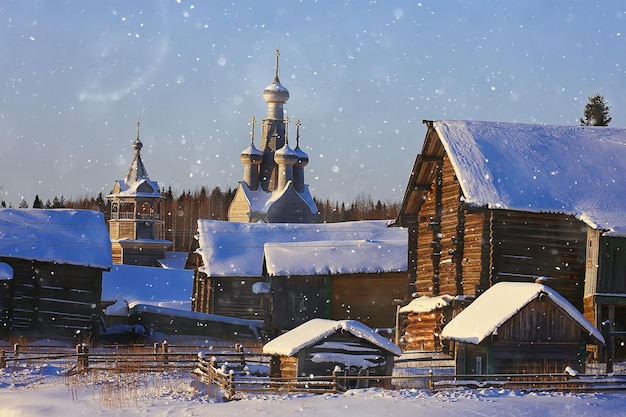 冬のロシア北部の風景の中の木造教会、建築歴史宗教キリスト教