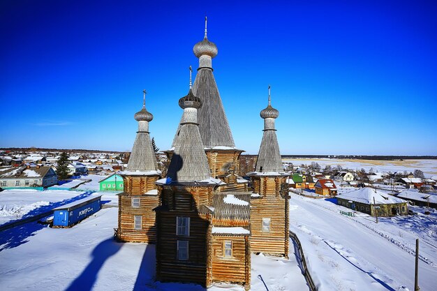 冬のロシア北部の風景の中の木造教会、建築歴史宗教キリスト教