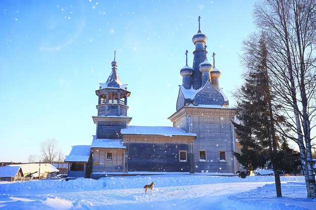 Chiesa di legno nel paesaggio del nord russo in inverno, architettura storica religione cristianesimo
