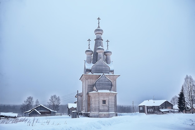 冬のロシア北部の風景の中の木造教会、建築歴史宗教キリスト教