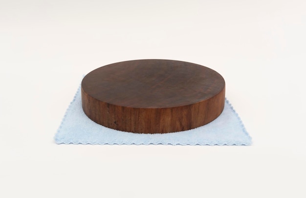 Foto tavola da taglio a cerchio di legno su bianco