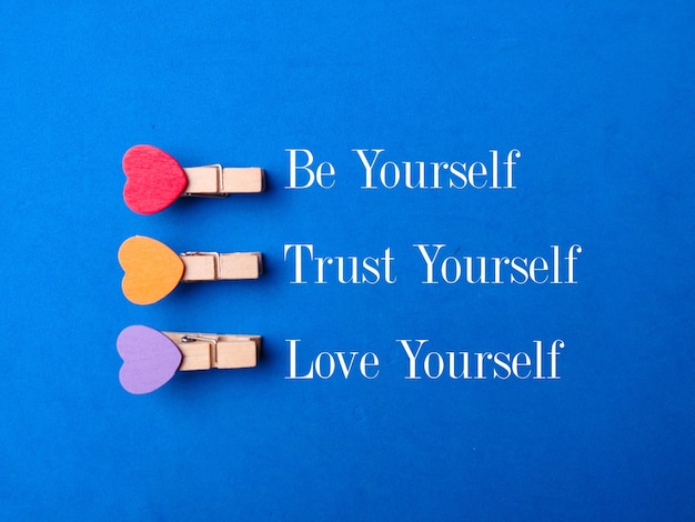 Be yourself라는 단어가 있는 나무 클립 Trust yourself Trust yourself Love yourself