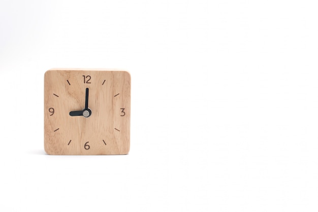 写真 白で隔離される木製の時計。