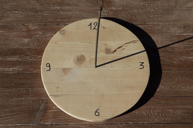 Foto un orologio di legno con le lancette sul quadrante