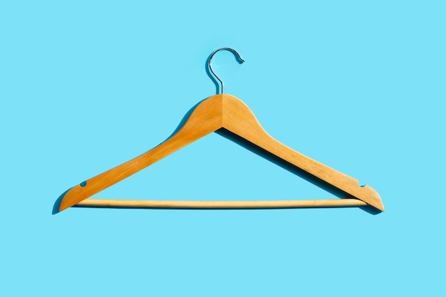 Photo wooden clothes hanger on blue background