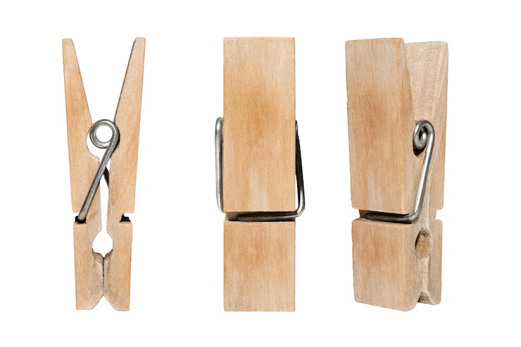 Photo wooden clothespins against white background