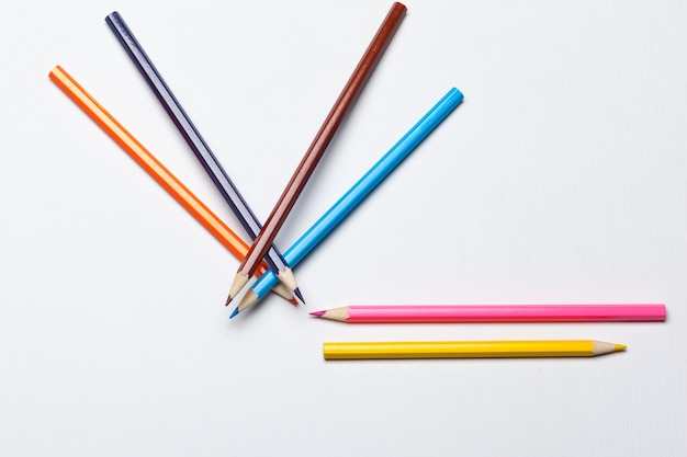 白い背景に分離された木製のカラフルな普通の鉛筆