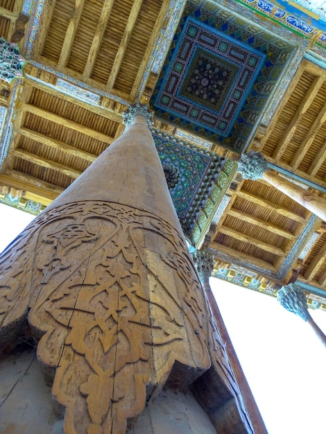 Деревянная колонна и потолки с резным орнаментом