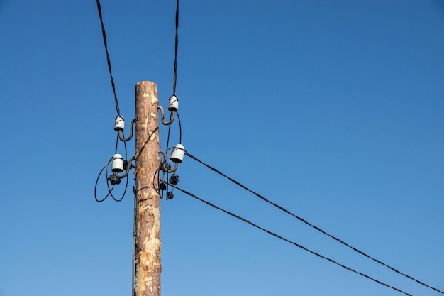 Colonna in legno con fili elettrici di colore naturale