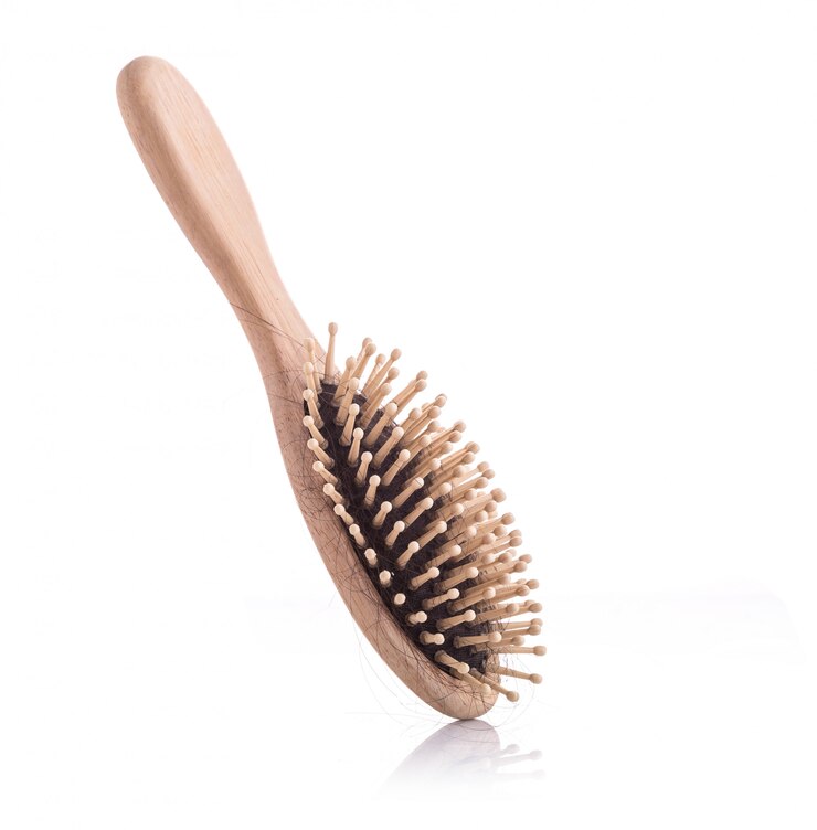 Photo wooden comb with black hair loss problem studio shot and isolated on white 