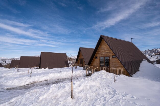 雪に囲まれた木造のコテージ 山あいの憩いの場