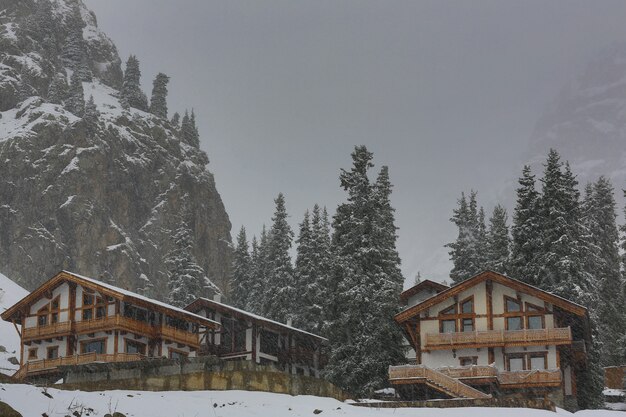 Photo wooden cottages in winter in the mountains