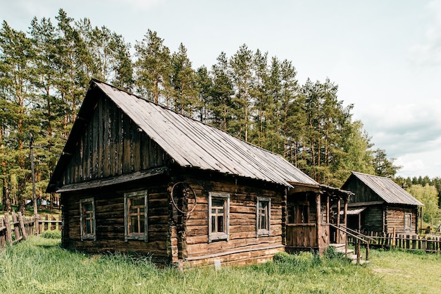 Фото Деревянный сельский старый дом в деревне