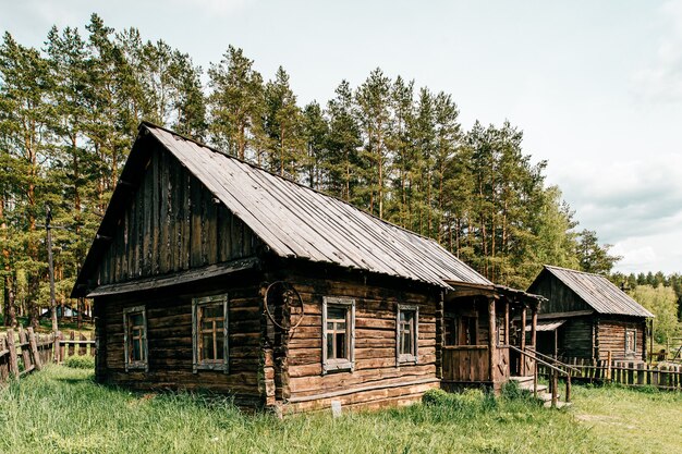 Какие особенности планировки подчеркивают деревенский стиль?