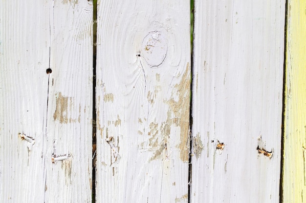 Foto fondo incrinato di legno di un vecchio recinto bianco