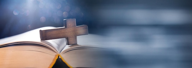 Photo wooden cross on bible on wooden table