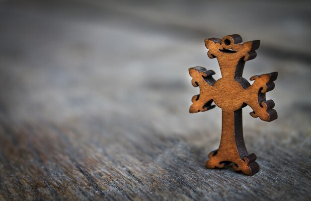 Фото Деревянный крест на деревянной предпосылке.