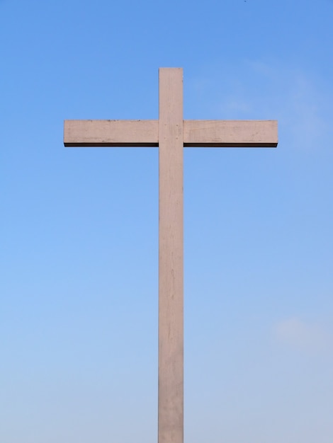 Фото Деревянный крест над голубым небом