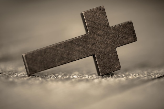 Photo wooden cross in table