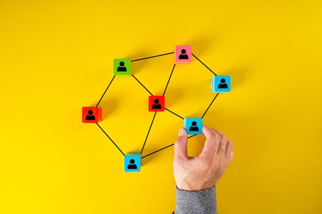 조직 구조에 대한 연결 네트워크를 연결하는 나무 큐브 블록 인쇄 화면 사람 아이콘