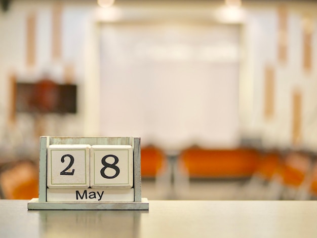 Calendario a forma di cubo in legno per il 28 maggio