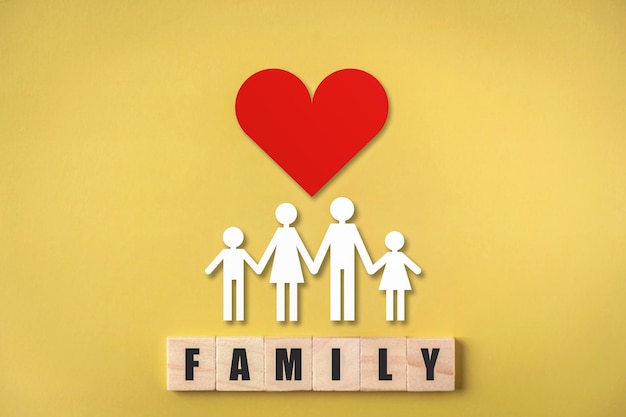 사진 나무 큐브와 가족 가족 그림과 은 심장 의료 및 건강 보험 개념