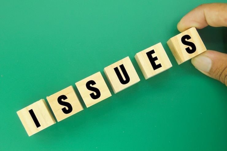 Photo wooden cube with the word issues the concept of an issue or something viral