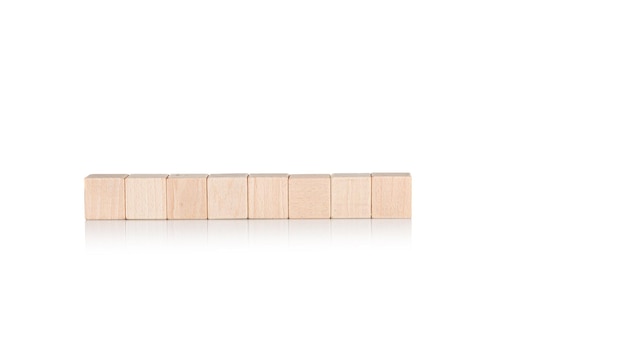 деревянные кубики восемь 8 штук на изолированном белом фоне крупным планом