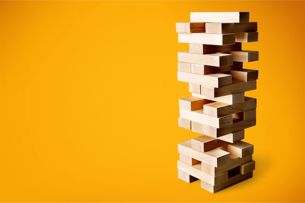 Фото Игра в деревянные кубики на столе