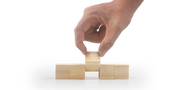Cubi di legno in mano con spazio per la copia per la formulazione di input