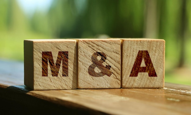 略語 M と A の木製キューブ ビジネス コンセプト