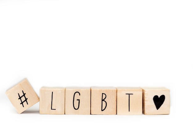 Hashtag와 단어 LGBT 흰색, lesbien, 게이, 양성애자, 트랜스 젠더 및 소셜 미디어 개념에 고립 된 나무 큐브