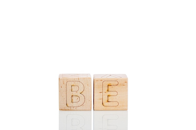 写真 白い背景に文字を持つ木製の立方体
