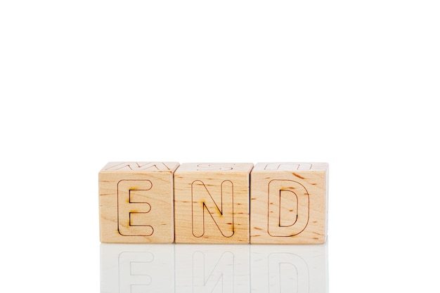 Foto i cubi di legno con le lettere terminano su uno sfondo bianco