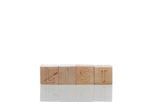 白い背景に文字リストを持つ木製の立方体