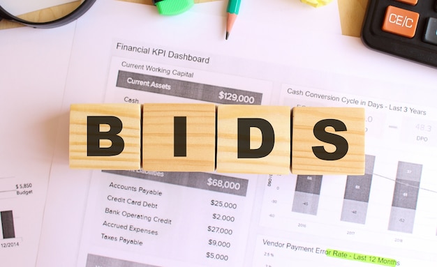 オフィスのテーブルに文字が書かれた木製の立方体テキストBIDS