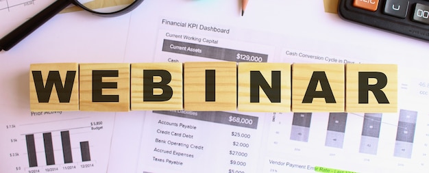 オフィスのテーブルに文字が書かれた木製の立方体テキストウェビナー