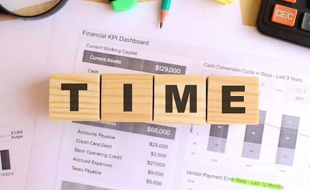 オフィスのテーブルの上の文字を持つ木製キューブ