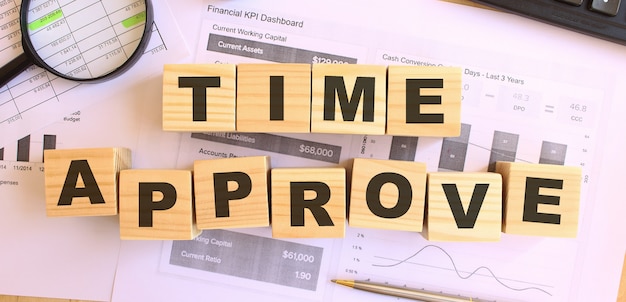 写真 文字と木製の立方体。テキストtimeapprove。財務コンセプト。