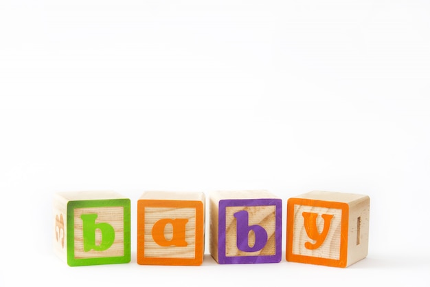 白い背景に分離された「赤ちゃん」という言葉が付いている手紙を持つ木製キューブ