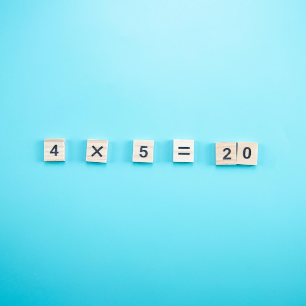 Foto cubi di legno con problemi di matematica su sfondo blu