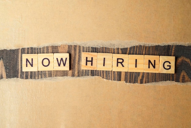 Foto cubi di legno con lettere now hiring