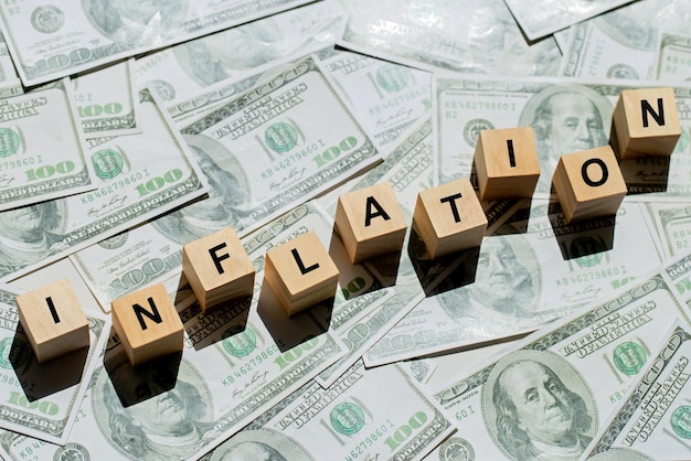 Деревянные кубики с текстовой инфляцией на банкнотах в долларах США экономика и концепция контроля над инфляцией